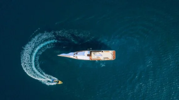 A stunning view of a phinisi boat sailing in Labuan Bajo waters. — Barakati Phinisi Adventure in Komodo