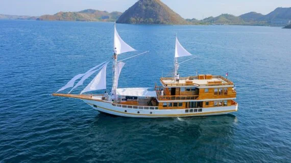 A stunning phinisi boat gliding through the waters of Labuan Bajo. — Barakati Phinisi Adventure in Komodo