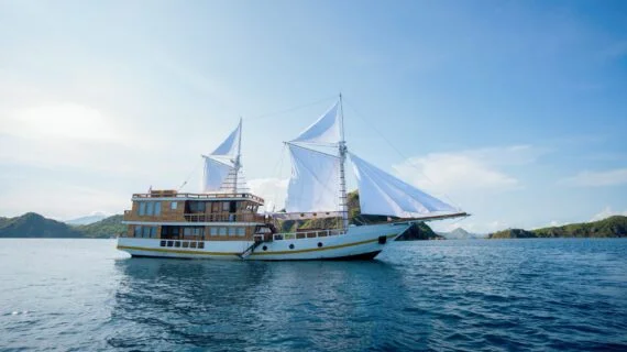 A traditional phinisi boat sails through the waters of Labuan Bajo. — Barakati Phinisi Adventure in Komodo