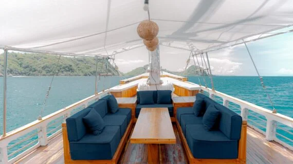 Relax in the lounge area of a phinisi boat in Labuan Bajo. — Barakati Phinisi Adventure in Komodo