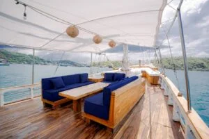Comfortable lounge area on a phinisi boat in Labuan Bajo. — Barakati Phinisi Adventure in Komodo