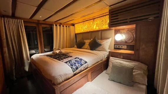 Inside view of a luxury cabin aboard the Refviero phinisi. — Refviero Phinisi Komodo Sailing Tour