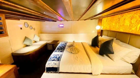 Comfortable cabin on the Refviero phinisi during the Komodo tour. — Refviero Phinisi Komodo Sailing Tour