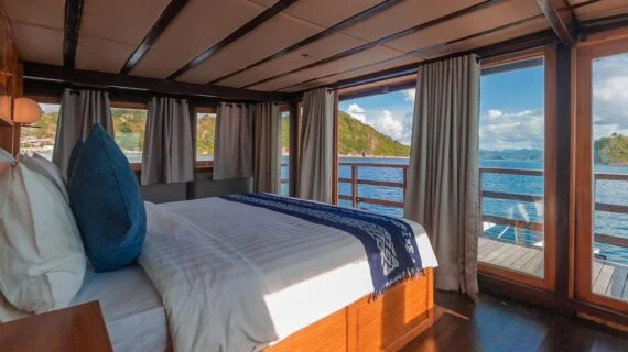 Cozy cabin aboard the Refviero phinisi with ocean views. — Refviero Phinisi Komodo Sailing Tour