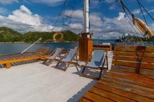 Relaxing on the deck of the Refviero phinisi in Komodo. — Refviero Phinisi Komodo Sailing Tour