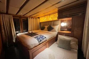 Interior view of a luxury cabin aboard the Refviero phinisi. — Refviero Phinisi Komodo Sailing Tour